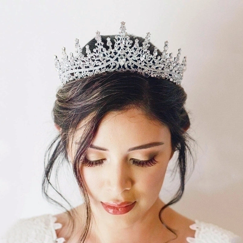 Diamond Majesty: Sparkling Rhinestone Tiara